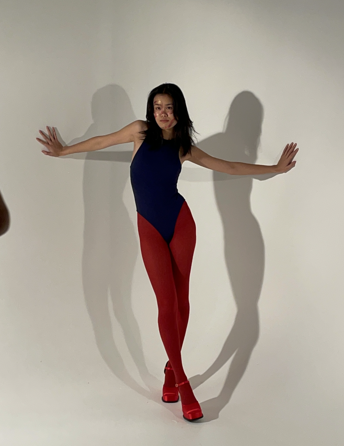 Studio pose with strong shadows during the shoot